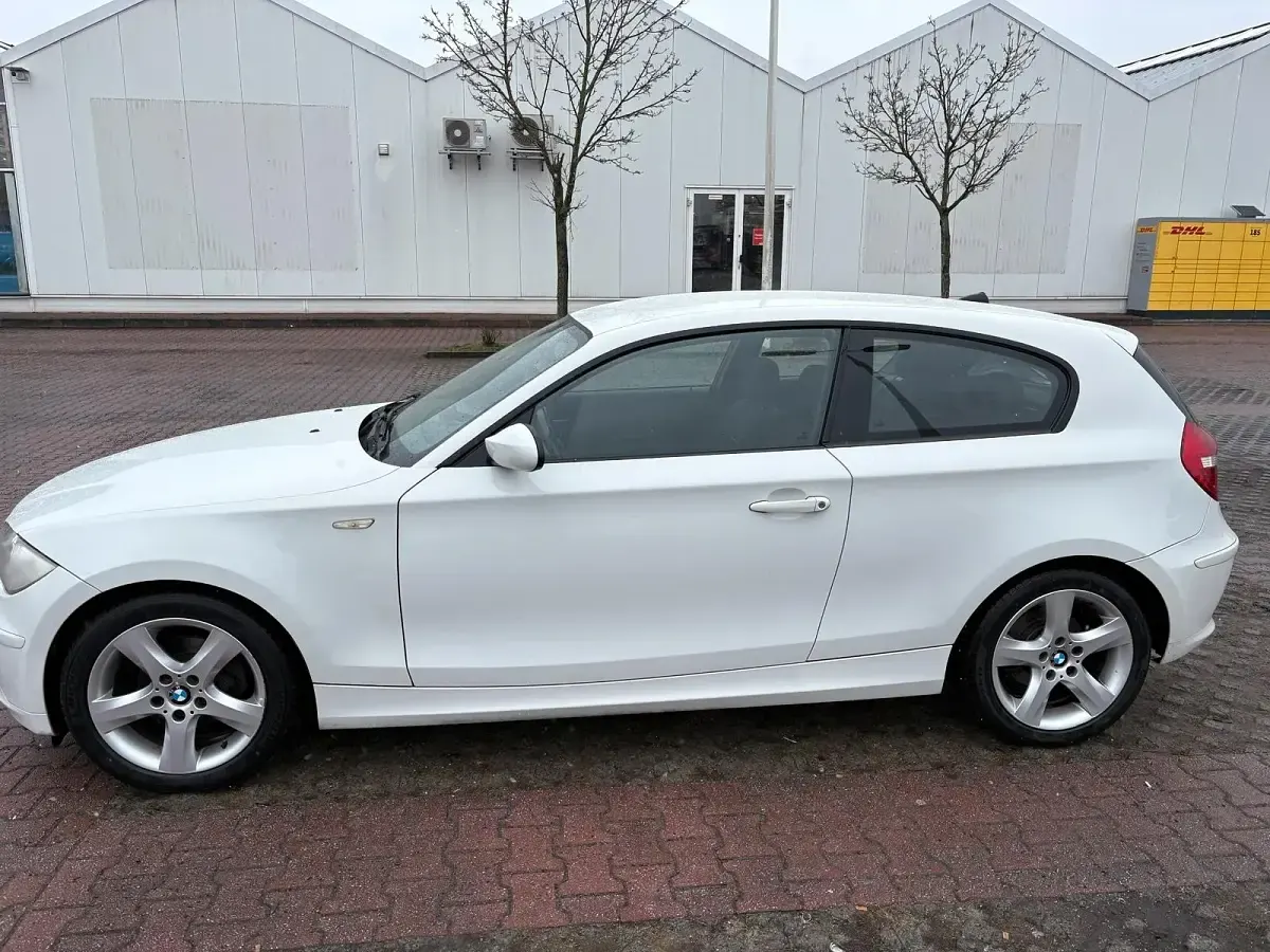 Gebraucht BMW 116 122 PS (89 kW) 2007 Weiß Kleinwagen