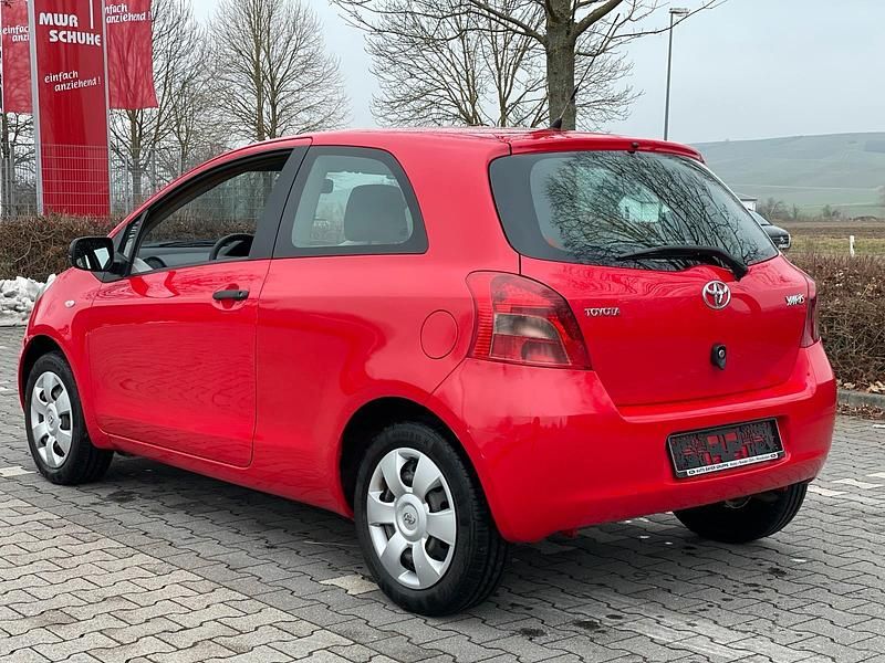Gebraucht Toyota Yaris Luna 69 PS (50 kW) 2006 Rot Kleinwagen