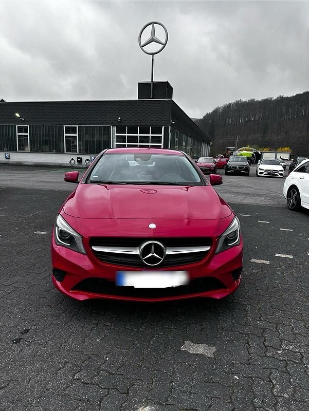 Rot Gebraucht 2016 Mercedes CLA180 Shooting Brake Kombi | 11.750 € (Guter Preis) - Bild 1/4