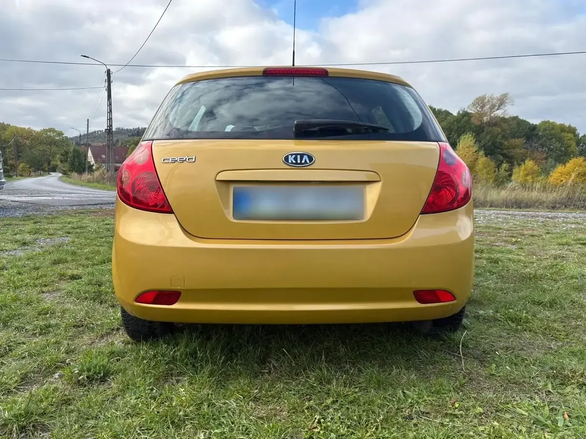 Second-hand Kia Ceed 109 CP (80 kW) 2007 Galben Hatchback