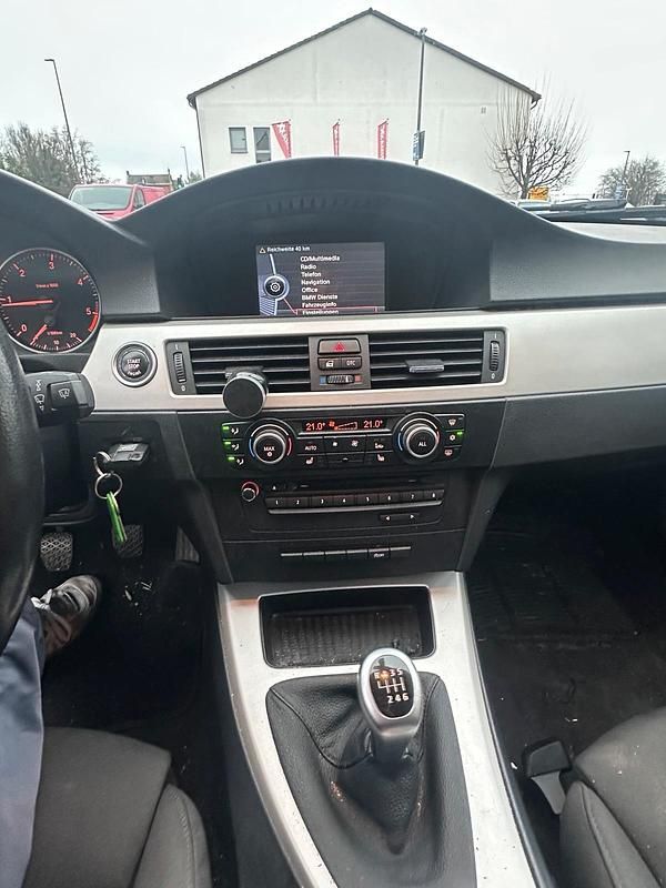 Gebraucht BMW 320 184 PS (135 kW) 2010 Schwarz Kombi