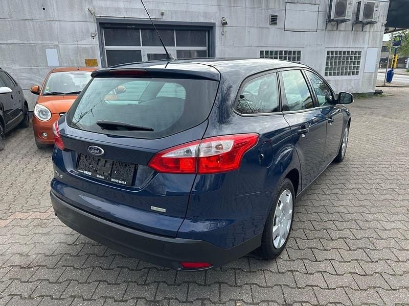 Gebraucht Ford Focus Trend 101 PS (74 kW) 2014 Blau Kombi
