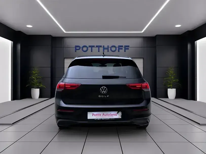Gebraucht VW Golf VIII Life 131 PS (96 kW) 2023 Deep black perleffekt Limousine