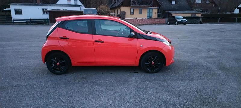 Gebraucht Toyota Aygo 70 PS (51 kW) 2014 Orange Kleinwagen