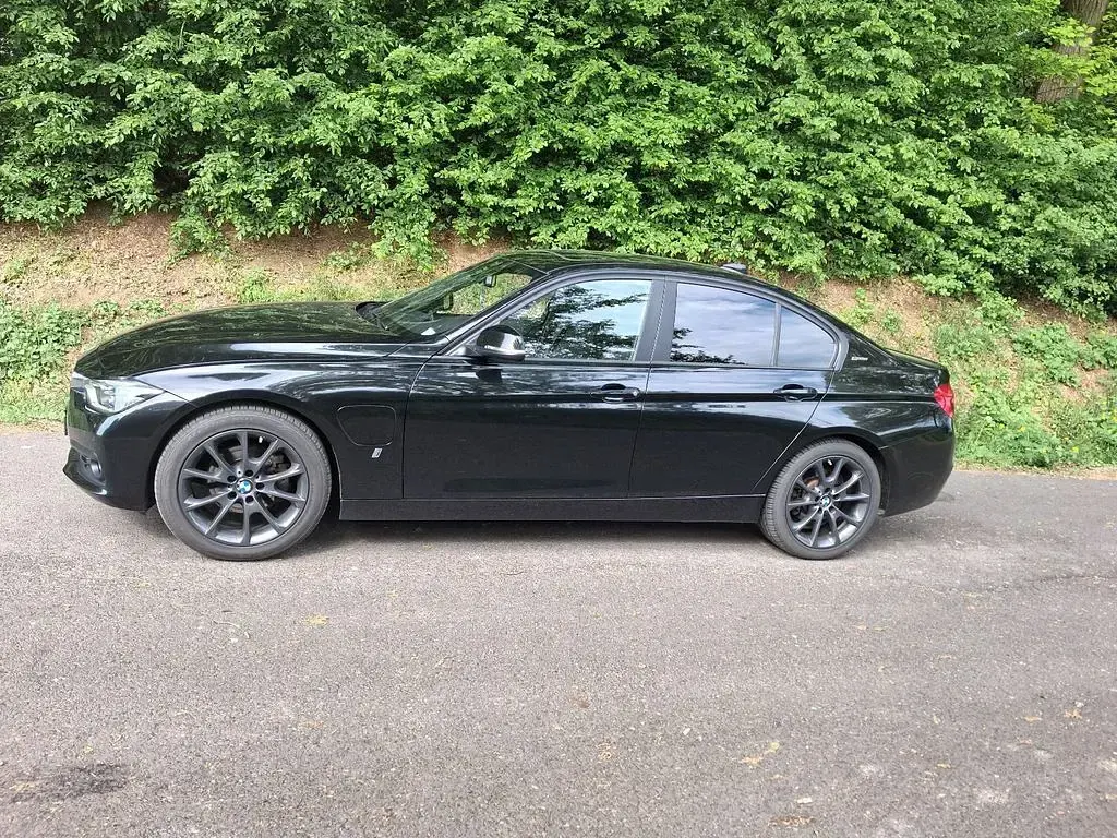 Gebraucht BMW 330e Advantage 252 PS (185 kW) 2017 Schwarz Limousine