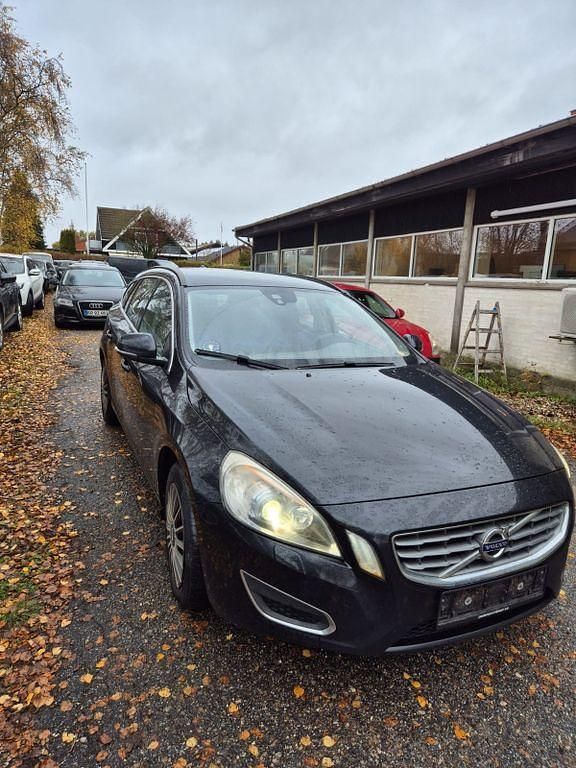 Schwarz Gebraucht 2013 Volvo V60 Momentum Kombi | 3.500 € (Etwas zu teuer) - Bild 1/4