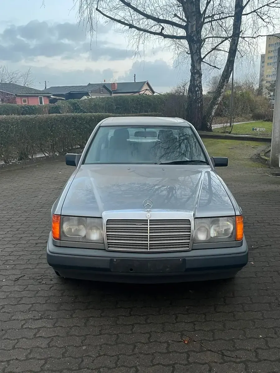 Gebraucht Mercedes E230 132 PS (97 kW) 1987 Silber Limousine