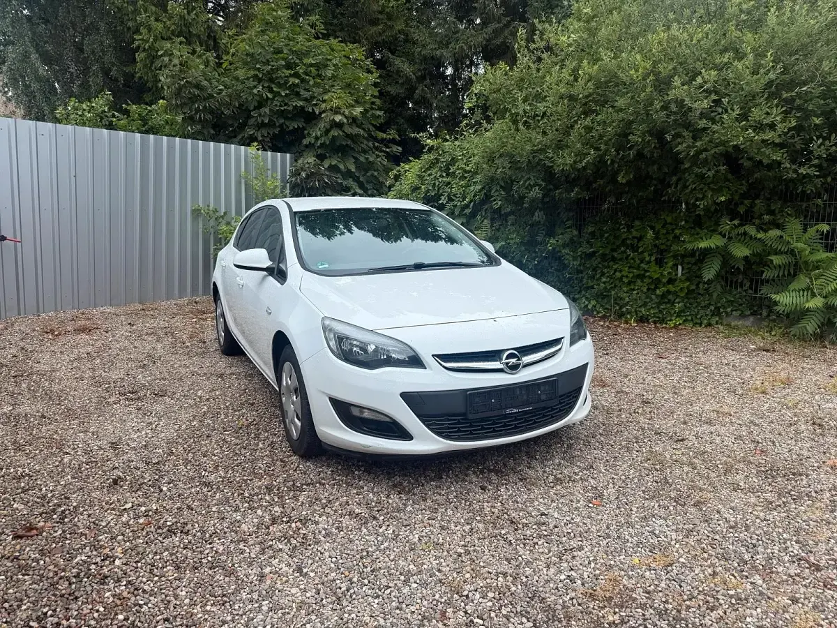 Gebraucht Opel Astra 110 PS (80 kW) 2013 Weiß Kleinwagen