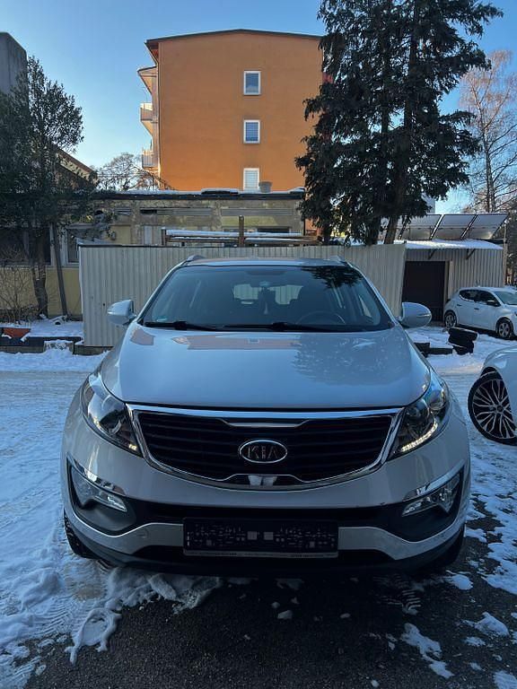 Grau Gebraucht 2011 Kia Sportage Attract SUV | 9.700 € (Fairer Preis) - Bild 1/4