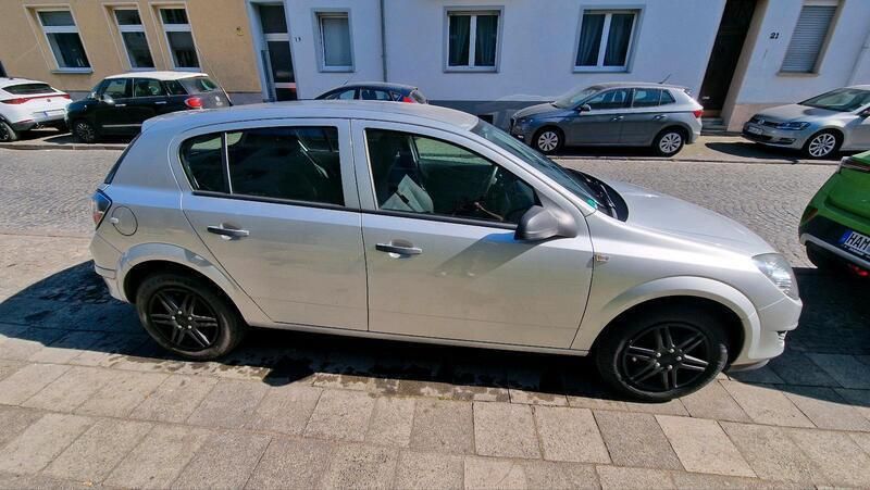 Grau Gebraucht 2009 Opel Astra Kleinwagen | 2.000 € (Guter Preis) - Bild 1/4