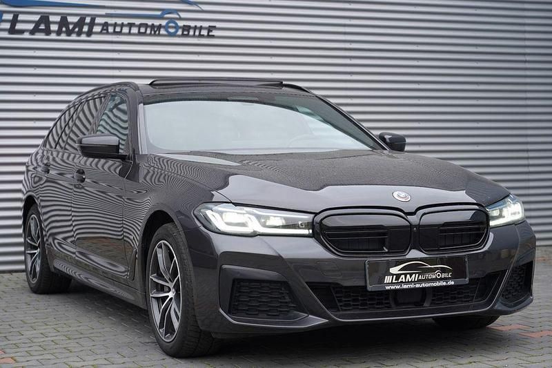 Gebraucht BMW 530 M Sport 245 PS (180 kW) 2023 Sophistograu brillanteffekt me Kombi