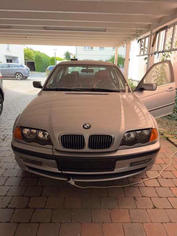 Silber Gebraucht 1998 BMW 323 Sport Line Limousine | 9.699 € - Bild 1/4