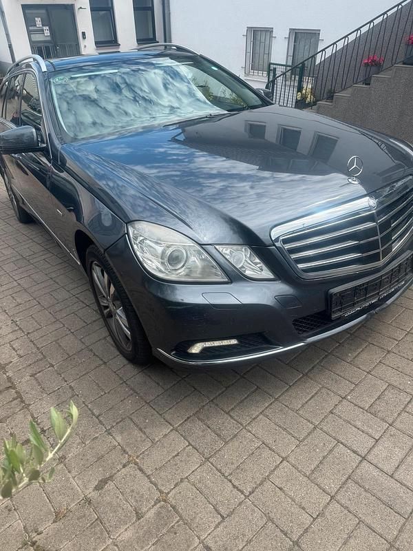 Grau Gebraucht 2010 Mercedes E350 Kombi | 4.999 € (Superpreis) - Bild 1/4