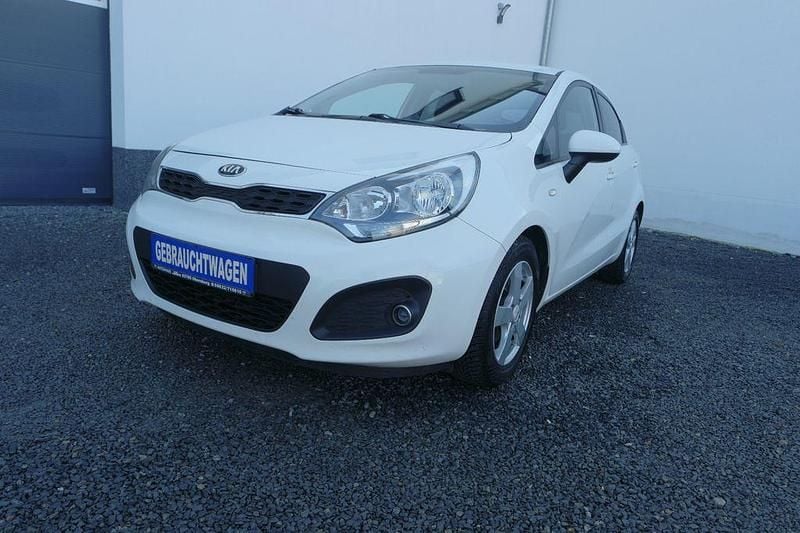 Gebraucht Kia Rio FIFA World Cup Edition 109 PS (80 kW) 2015 Weiß Limousine