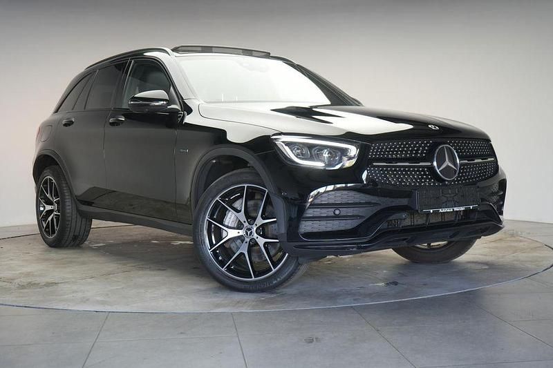 Schwarz Gebraucht 2021 Mercedes GLC300e AMG line SUV | 34.490 € (Etwas zu teuer) - Bild 1/4