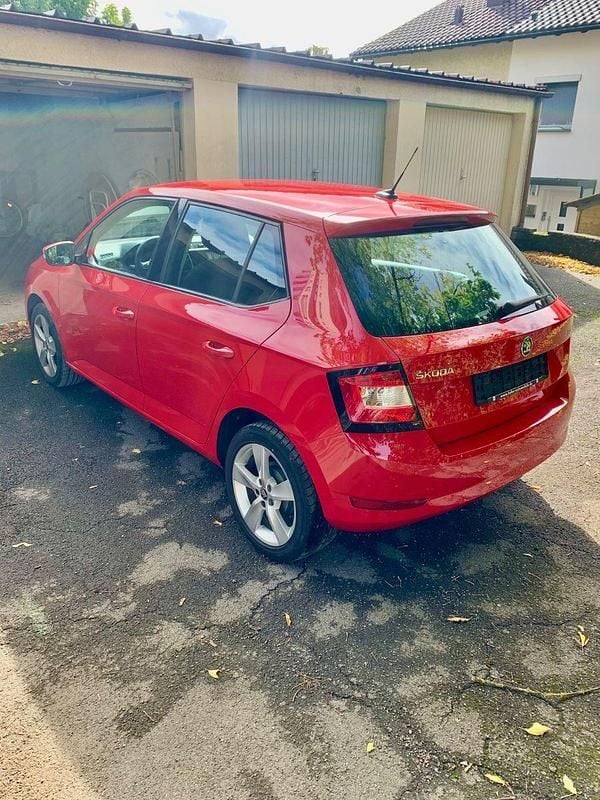 Rot Gebraucht 2019 Skoda Fabia Ambition Kleinwagen | 10.900 € (Guter Preis) - Bild 1/4