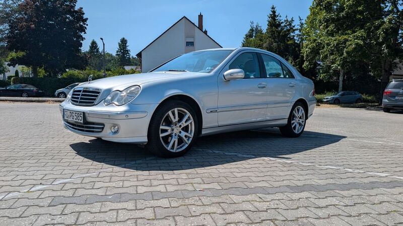 Silber Gebraucht 2005 Mercedes C180 Avantgarde Limousine | 2.999 € (Etwas zu teuer) - Bild 1/4