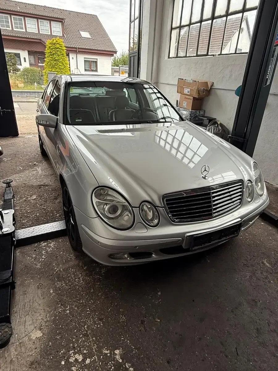 Gebraucht Mercedes E320 204 PS (150 kW) 2003 Silber Limousine