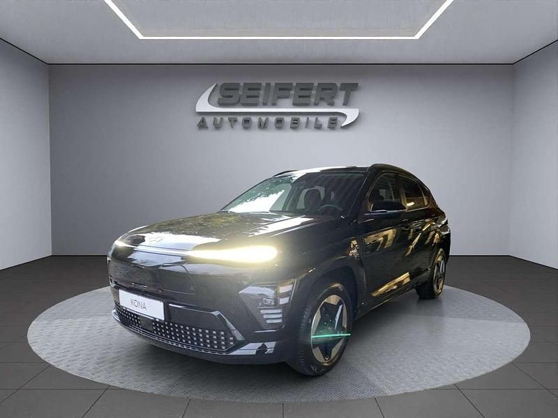 Abyss black / mic Gebraucht 2024 Hyundai Kona Trend SUV | 36.490 € (Fairer Preis) - Bild 1/4