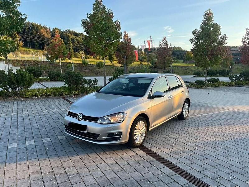 Grau Gebraucht 2015 VW Golf VII Cup Kleinwagen | 12.000 € (Fairer Preis) - Bild 1/4