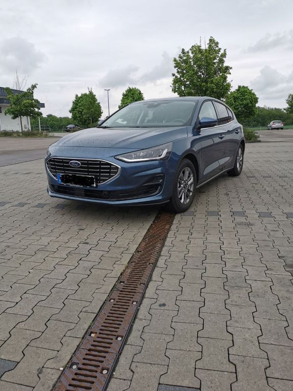Blau Gebraucht 2023 Ford Focus Titanium Limousine | 21.990 € (Superpreis) - Bild 1/4
