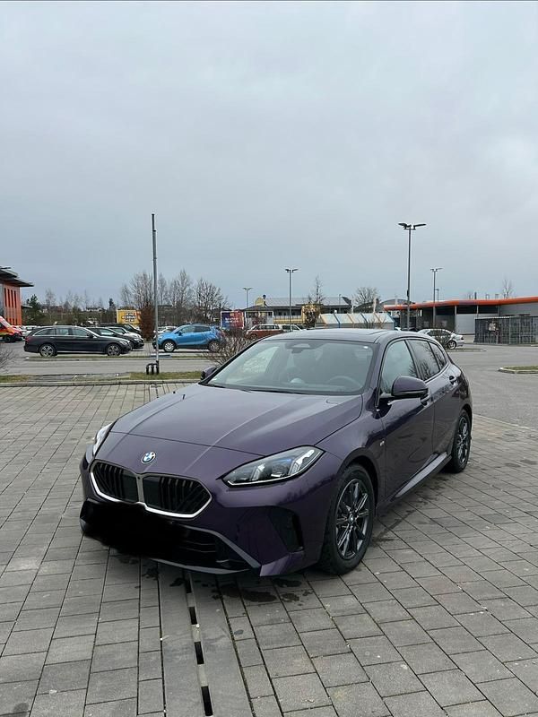 Violet Gebraucht 2024 BMW 120 M Sport Kleinwagen | 36.999 € - Bild 1/4