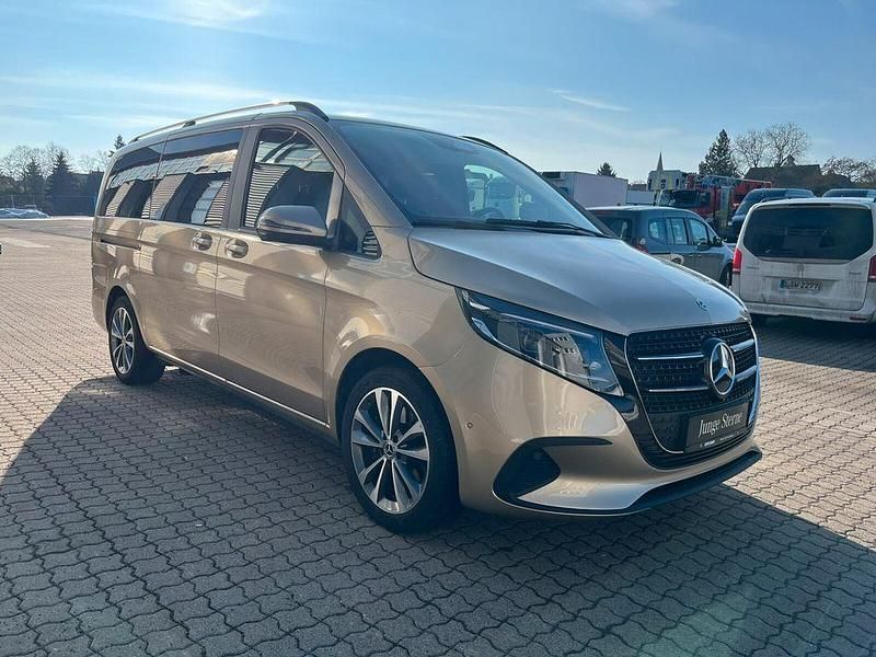 Gebraucht Mercedes V220 Style 163 PS (119 kW) 2024 Gold Van / Kleinbus
