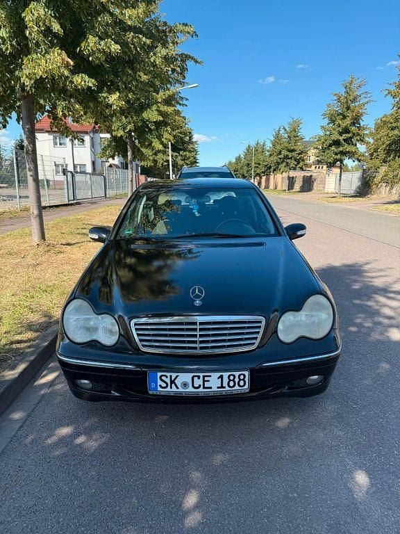 Schwarz Gebraucht 2002 Mercedes C200 Classic Limousine | 800 € (Guter Preis) - Bild 1/4