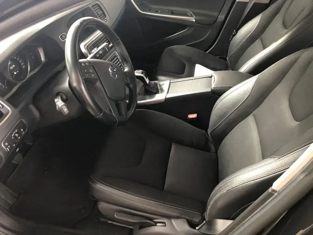 Gebraucht Volvo V60 Business Edition 150 PS (110 kW) 2017 Blau Kombi