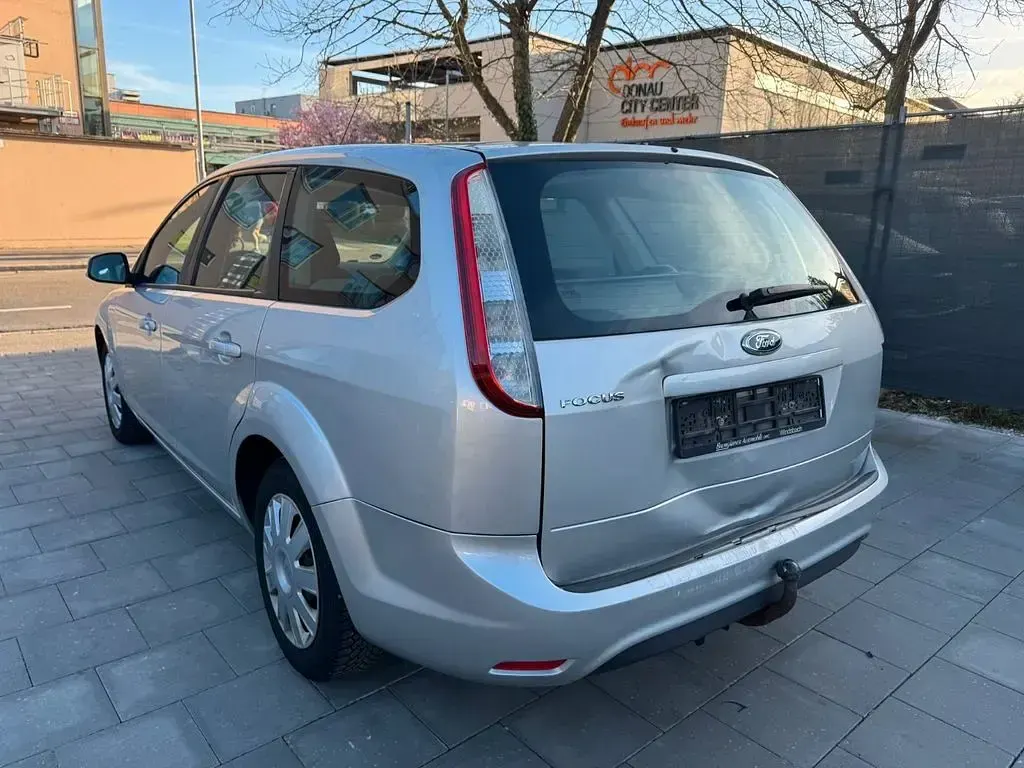 Używany Ford Focus Style 101 KM (74 kW) 2010 Srebrny Sedan/Limuzyna