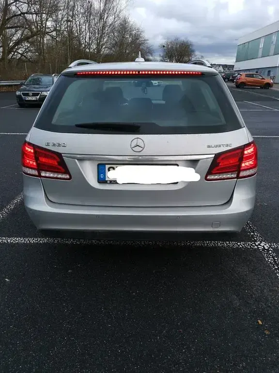 Gebraucht Mercedes E220 Elegance 170 PS (125 kW) 2015 Silber Limousine