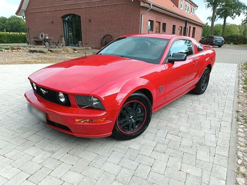 Rot Gebraucht 2005 Ford Mustang GT Premium Coupé | 17.250 € (Etwas zu teuer) - Bild 1/4