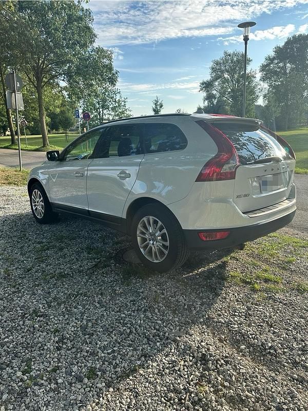 Weiß Gebraucht 2009 Volvo XC60 Summum SUV | 10.490 € (Teuer) - Bild 1/4