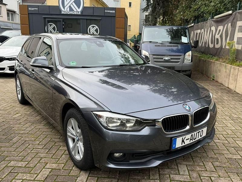 Grau Gebraucht 2017 BMW 320 Advantage Kombi | 10.990 € (Superpreis) - Bild 1/4