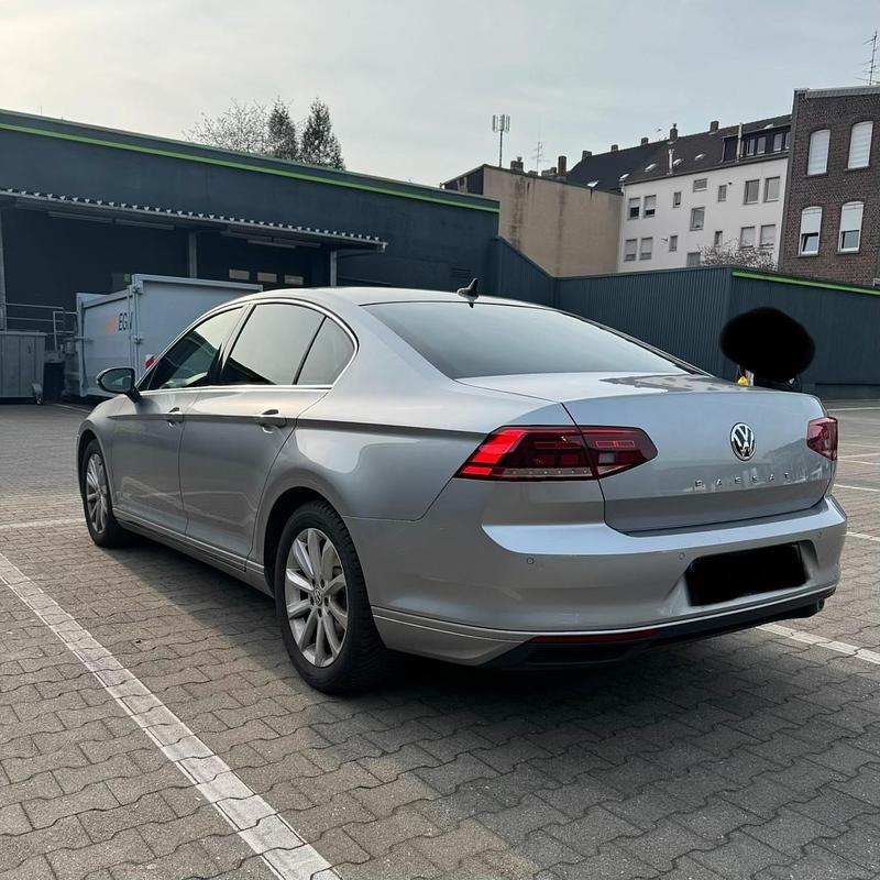 Gebraucht VW Passat 150 PS (110 kW) 2019 Silber Limousine