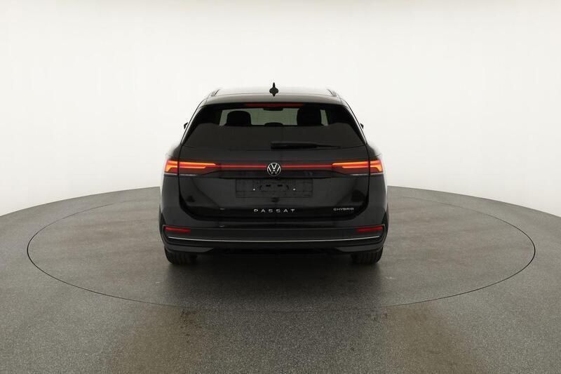 Grenadillschwarz metallic Neu 2025 VW Passat Business Kombi | 44.995 € (Superpreis) - Bild 1/4