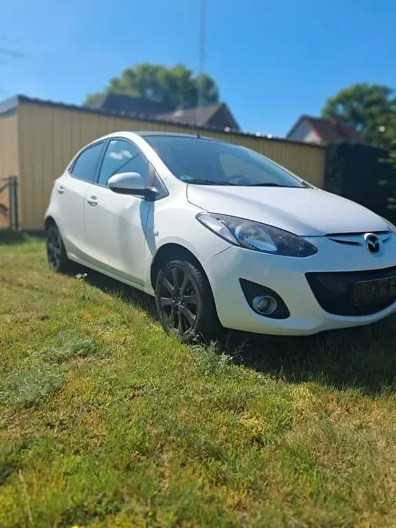 Gebraucht Mazda 2 Edition 75 PS (55 kW) 2012 Weiß Kleinwagen