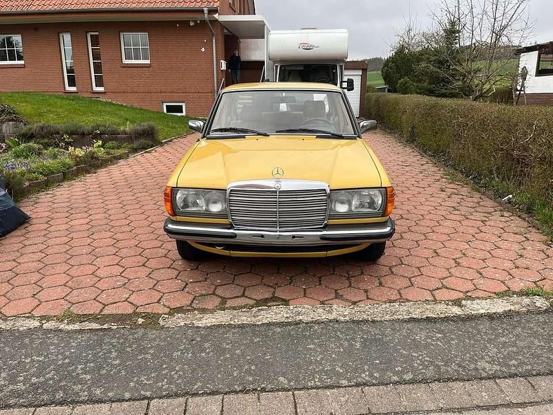 Gelb Gebraucht 1982 Mercedes 200 Limousine | 7.990 € - Bild 1/4