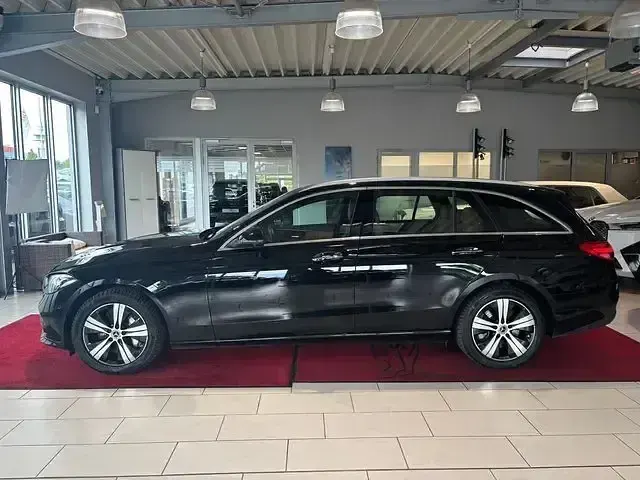 Gebraucht Mercedes C300e 313 PS (230 kW) 2024 Obsidianschwarz  lack Kombi