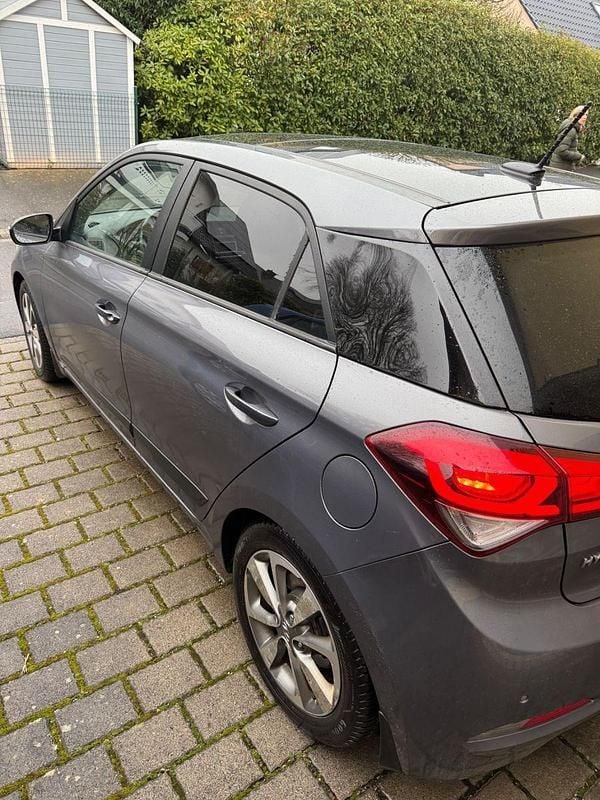 Gebraucht Hyundai i20 Style 101 PS (74 kW) 2015 Grau Kleinwagen
