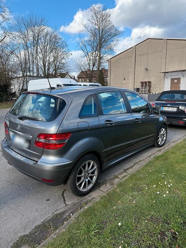 Gebraucht Mercedes B150 95 PS (69 kW) 2009 Silber Van / Kleinbus