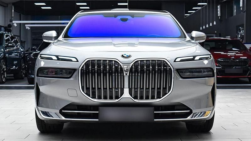 Gebraucht BMW 740 300 PS (220 kW) 2025 Silber Limousine