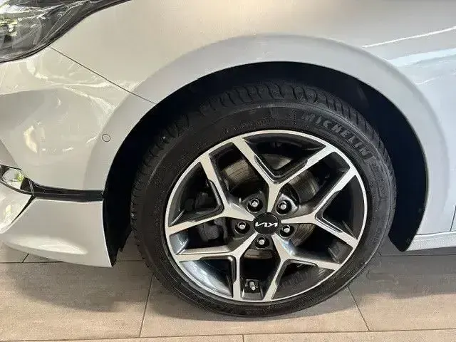Gebraucht Kia Ceed Spirit 160 PS (117 kW) 2022 Silber Kleinwagen