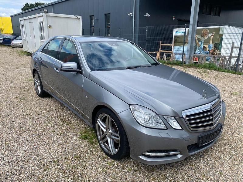 Silber Gebraucht 2012 Mercedes E200 Avantgarde Limousine | 10.290 € (Guter Preis) - Bild 1/4