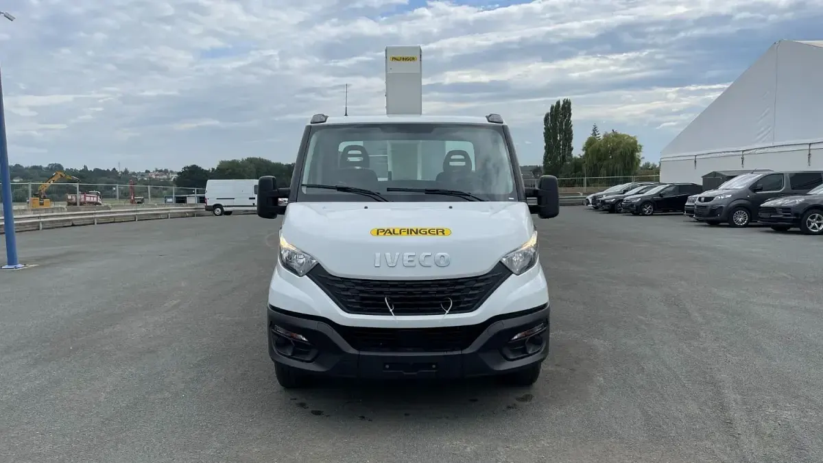 Second-hand Iveco Daily 136 CP (100 kW) 2022 Alb Van
