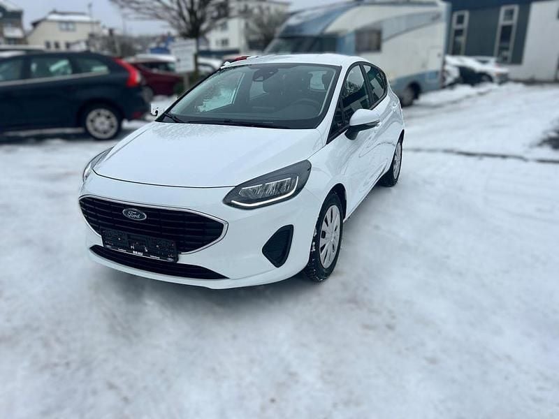 Weiß Gebraucht 2023 Ford Fiesta Cool & Connect Limousine | 13.190 € (Fairer Preis) - Bild 1/4