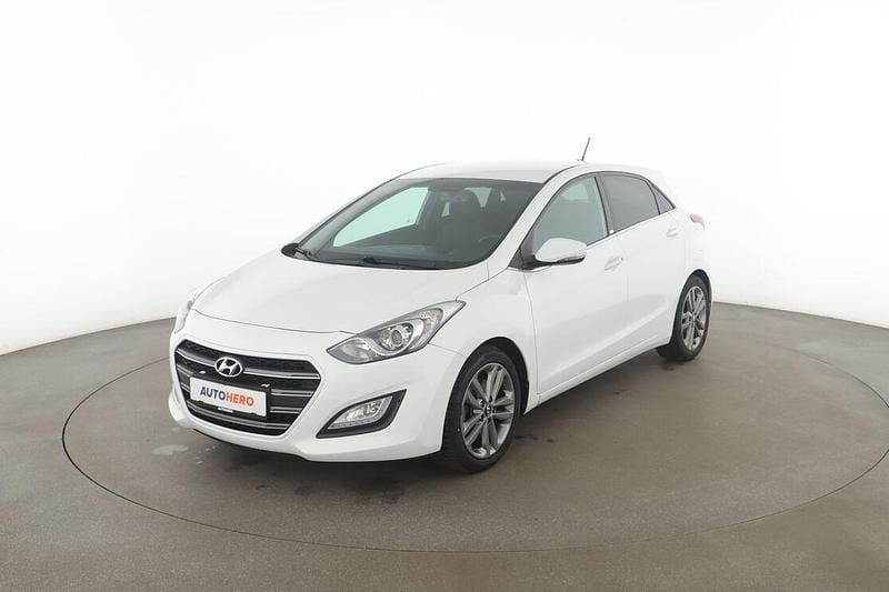 Weiß Gebraucht 2017 Hyundai i30 Passion Kleinwagen | 12.450 € (Fairer Preis) - Bild 1/3