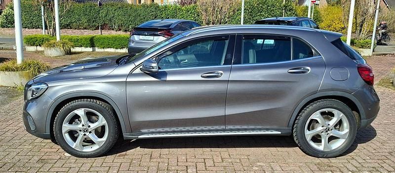 Gebraucht Mercedes GLA220 Urban 177 PS (130 kW) 2018 Grau SUV