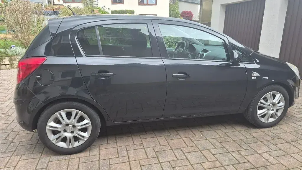 Używany Opel Corsa 87 KM (63 kW) 2011 Czarny Hatchback