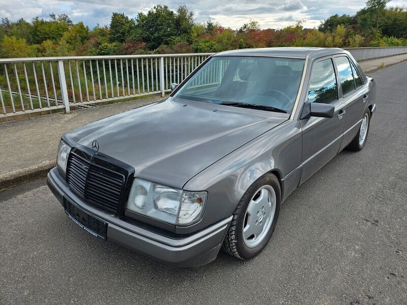 Braun Gebraucht 1992 Mercedes 200 Limousine | 4.999 € - Bild 1/4